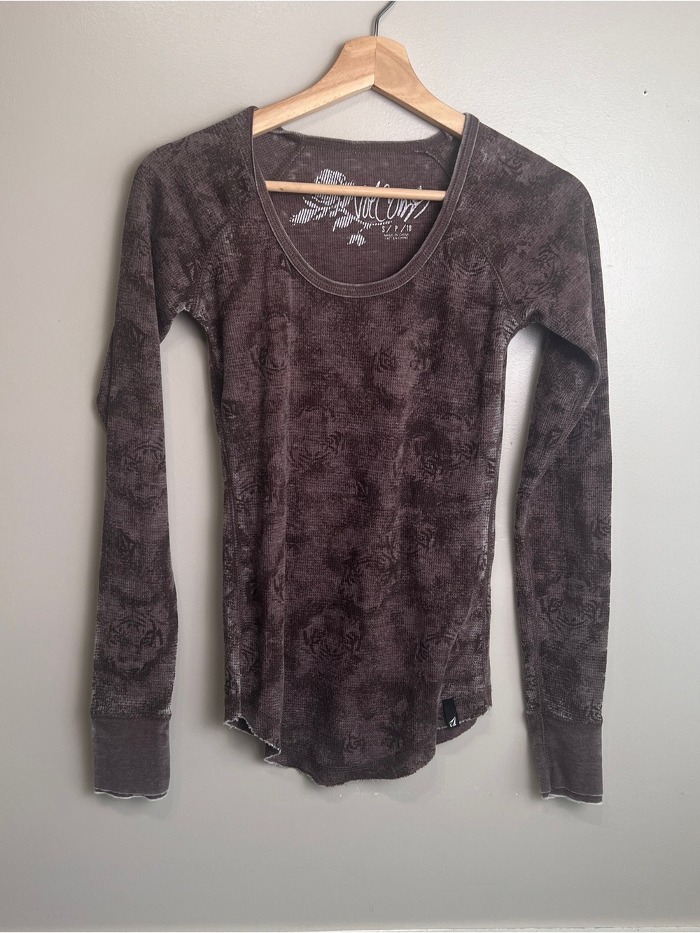 Vintage Style Volcom womens thermal long-sleeve, Muted Tiger Print Pattern Small